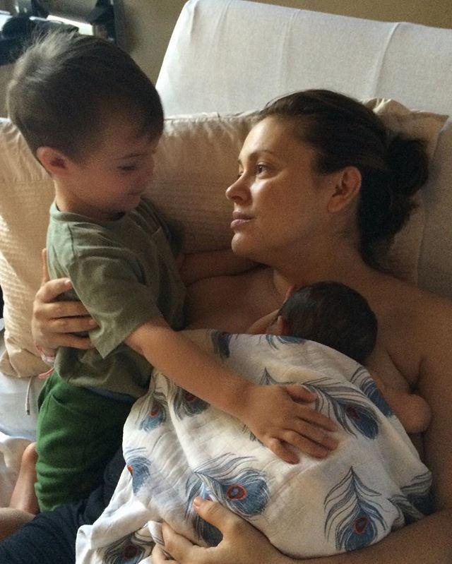 Alyssa Milano est entourée de ses adorables enfants qui comptent plus que tout pour elle