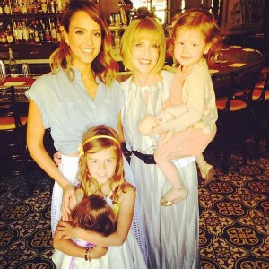 Jessica Alba, sa mère et ses deux filles !