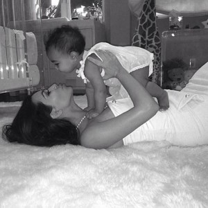 Kim Kardashian joue la carte du souvenir avec cette photo de North tout bébé