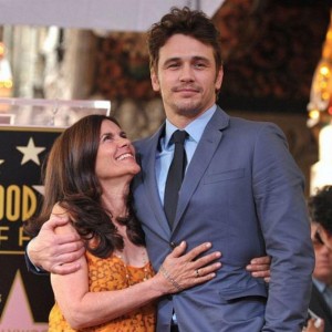 La mère de James Franco regarde son fils avec admiration
