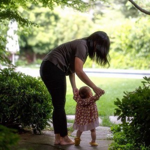 Mark Zuckerberg a publié un cliché sur Facebook montrant sa femme et leur petite fille qui a bien grandi !