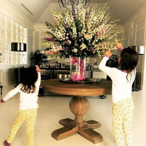 Pas de doute quant à l'amour que porte les enfants à Adriana Lima quand on voit la taille du bouquet !