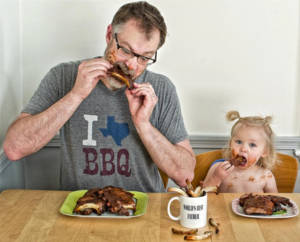 Hahahaha une photo rigolote qui illuste si bien le quotidien du papa !