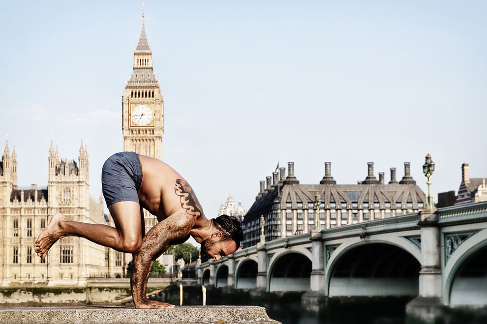 Magnifique cliché d'un homme en train de faire du Yoga dans Londres.