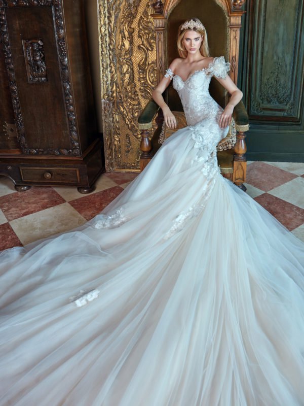 Pas simple de se déplacer avec cette robe de mariée, il vaut mieux rester assise !