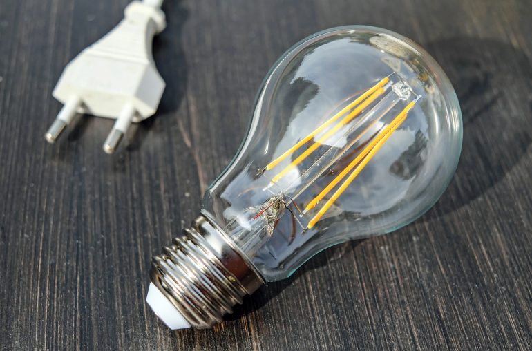 Les ampoules LED : un DANGER potentiel pour vos YEUX – La Maison des Filles