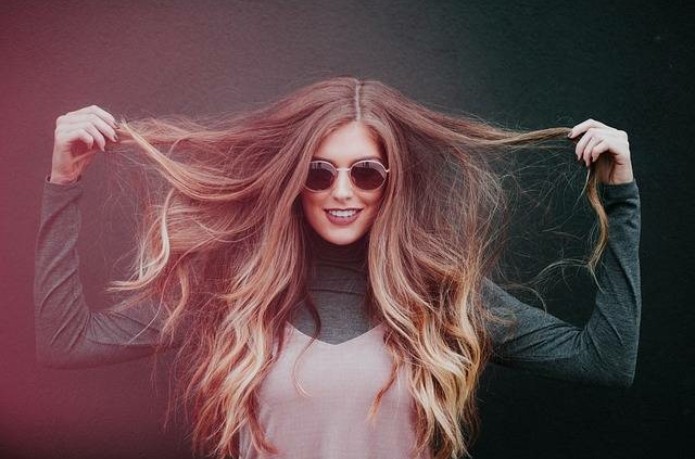 Comment protéger vos cheveux des agressions extérieures en été