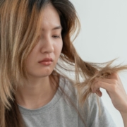 Cheveux décolorés et abîmés : quelle Solution pour les faire pousser ?