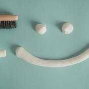 Faut-il se rincer la bouche après le dentifrice ?