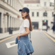 Comment la casquette s'est imposée comme accessoire incontournable du vestiaire féminin